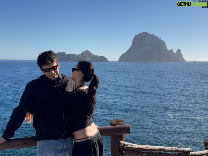 Milena Smit - 10K Likes - 3 días de comer rico, conversaciones intensas, mucho amor y no despegarme del mar era lo que necesitaba para lo que viene!! 🫧🌙✨🩵🌊