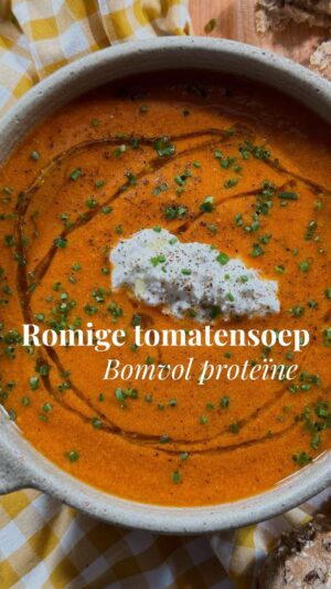 Miljuschka Witzenhausen Instagram - Eiwitrijk, gezond en super snel klaar. Wat wil je nog meer? 🍅⁠
⁠
Deze tomatensoep zet je in een handomdraai op tafel. Recept? Miljuschka.nl

#soep #tomatensoep #eiwitrijk