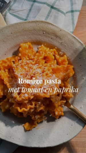 Miljuschka Witzenhausen Instagram - MAMA’S OPGELET!🚨Creamy, bomvol groenten en gewoon MEGA lekker! Pasta met geroosterde tomaten en paprika 🍅 ⁠
⁠
✨️ Het hele recept vind je op Miljuschka.nl of via de link in bio ✨️