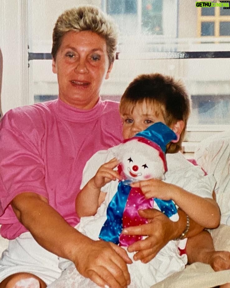 Miljuschka Witzenhausen - 38.6K Likes - Voor De Reünie haalde ik de oude foto’s weer eens tevoorschijn. Verhuisdozen vol – mijn moeder vond me vroeger namelijk zó fotogeniek dat geen moment onvastgelegd bleef. Hoezo is die camera mij met de paplepel ingegoten? 😅📸
Tijdens deze trip down memory lane kwam ik m’n hele jeugd weer tegen. Met ups, downs, maar vooral veel liefde en warmte – precies waar mijn familie in uitblinkt. Alles wat we samen hebben meegemaakt, heeft ons gevormd. En daar ben ik trots op.
Ik gun jullie dan ook graag een kijkje in de oude doos ❤️
#DeReünie #jeugdherrineringen
