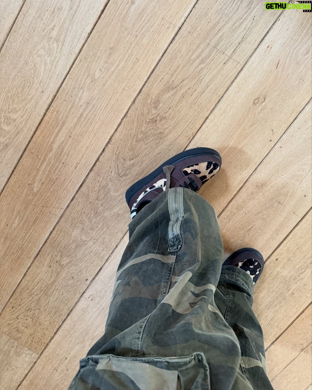 Miljuschka Witzenhausen - 23.1K Likes - Maart dump, de maand waarin er veel gegeten werd💫 Sneakers weer een prominente rol in m’n leven kregen. Discodip vol in de voorbereiding zit. Lieve bedankjes van winnaars. En de lente z’n intrede deed. Het leven is mooi met een rafelrandje❤️