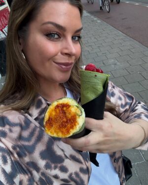 Miljuschka Witzenhausen Instagram - Maart dump, de maand waarin er veel gegeten werd💫 Sneakers weer een prominente rol in m’n leven kregen. Discodip vol in de voorbereiding zit. Lieve bedankjes van winnaars. En de lente z’n intrede deed. Het leven is mooi met een rafelrandje❤️