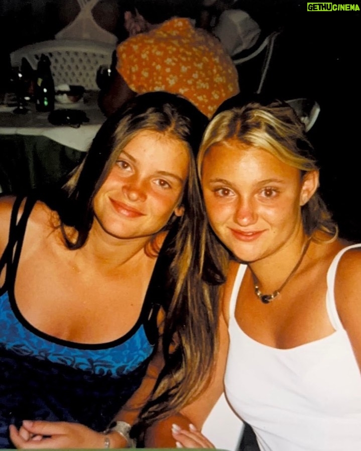Miljuschka Witzenhausen - 38.6K Likes - Voor De Reünie haalde ik de oude foto’s weer eens tevoorschijn. Verhuisdozen vol – mijn moeder vond me vroeger namelijk zó fotogeniek dat geen moment onvastgelegd bleef. Hoezo is die camera mij met de paplepel ingegoten? 😅📸
Tijdens deze trip down memory lane kwam ik m’n hele jeugd weer tegen. Met ups, downs, maar vooral veel liefde en warmte – precies waar mijn familie in uitblinkt. Alles wat we samen hebben meegemaakt, heeft ons gevormd. En daar ben ik trots op.
Ik gun jullie dan ook graag een kijkje in de oude doos ❤️
#DeReünie #jeugdherrineringen