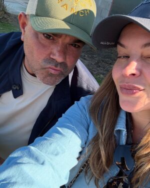 Miljuschka Witzenhausen Instagram - Maart dump, de maand waarin er veel gegeten werd💫 Sneakers weer een prominente rol in m’n leven kregen. Discodip vol in de voorbereiding zit. Lieve bedankjes van winnaars. En de lente z’n intrede deed. Het leven is mooi met een rafelrandje❤️