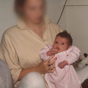 Miljuschka Witzenhausen Instagram - Een bijzonder kijkje in mijn privéleven. Ik deel veel, maar van mijn jeugd, familiesituatie en dan met name de situatie rondom mijn moeder, deel ik eigenlijk niets. Of niet de echte situatie, want die is heftig. Heel heftig. En ook erg pijnlijk voor mij.
 
Dat het allemaal geen rozengeur en maneschijn is, weten jullie misschien wel al. Maar hoe de situatie echt is, weet niemand. Tot nu.
 
Mijn moeder is namelijk weer in de pen gekropen en heeft een gloednieuw boek geschreven. En dit boek geeft niet alleen een kijkje in het leven van mijn moeder, maar dus ook van mij en de rest van mijn familie. Die is dus pijnlijk, hard en vooral heel aangrijpend.

Eerlijk gezegd, is het super moeilijk, maar ook mooi dat de waarheid nu op tafel ligt. En mam ik houd van je, zielsveel! 😘