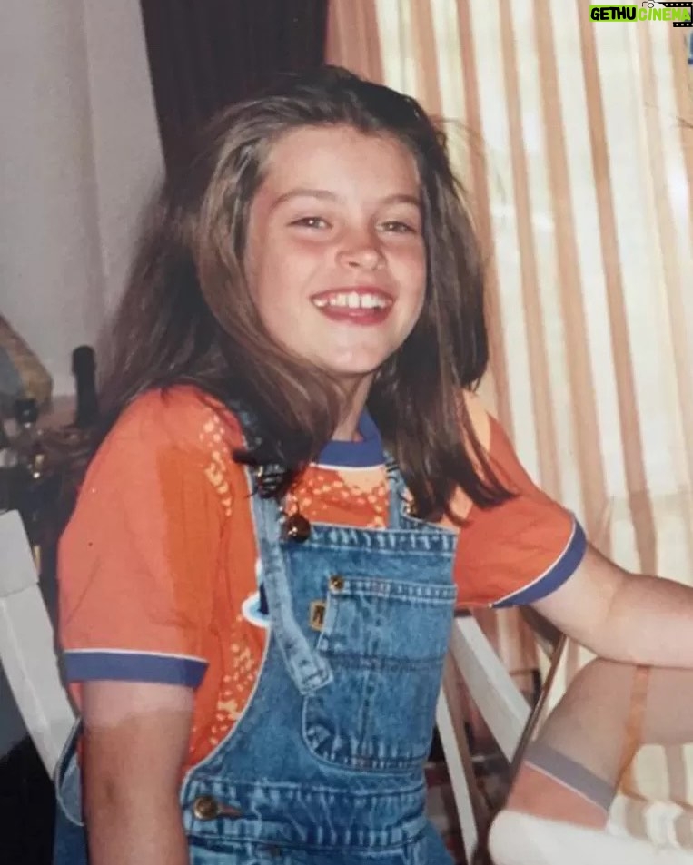 Miljuschka Witzenhausen - 38.6K Likes - Voor De Reünie haalde ik de oude foto’s weer eens tevoorschijn. Verhuisdozen vol – mijn moeder vond me vroeger namelijk zó fotogeniek dat geen moment onvastgelegd bleef. Hoezo is die camera mij met de paplepel ingegoten? 😅📸
Tijdens deze trip down memory lane kwam ik m’n hele jeugd weer tegen. Met ups, downs, maar vooral veel liefde en warmte – precies waar mijn familie in uitblinkt. Alles wat we samen hebben meegemaakt, heeft ons gevormd. En daar ben ik trots op.
Ik gun jullie dan ook graag een kijkje in de oude doos ❤️
#DeReünie #jeugdherrineringen