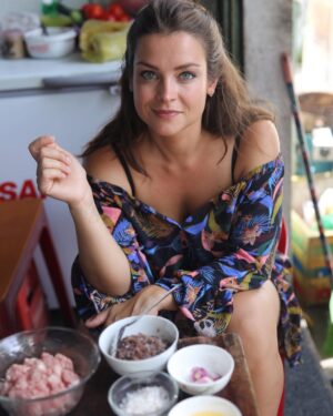 Miljuschka Witzenhausen Instagram - AZIË IK MIS JE! De geuren, de kleuren, de mensen en natuurlijk de smaken. 🍜🥟🍱🥥🍡 Ik ben er dol op ❤️ Je gaat het allemaal terugvinden in het gloednieuwe Miljuschka Magazine, maar eerst deze heerlijke throwback 🔙

#Thailand #Vietnam #Japan