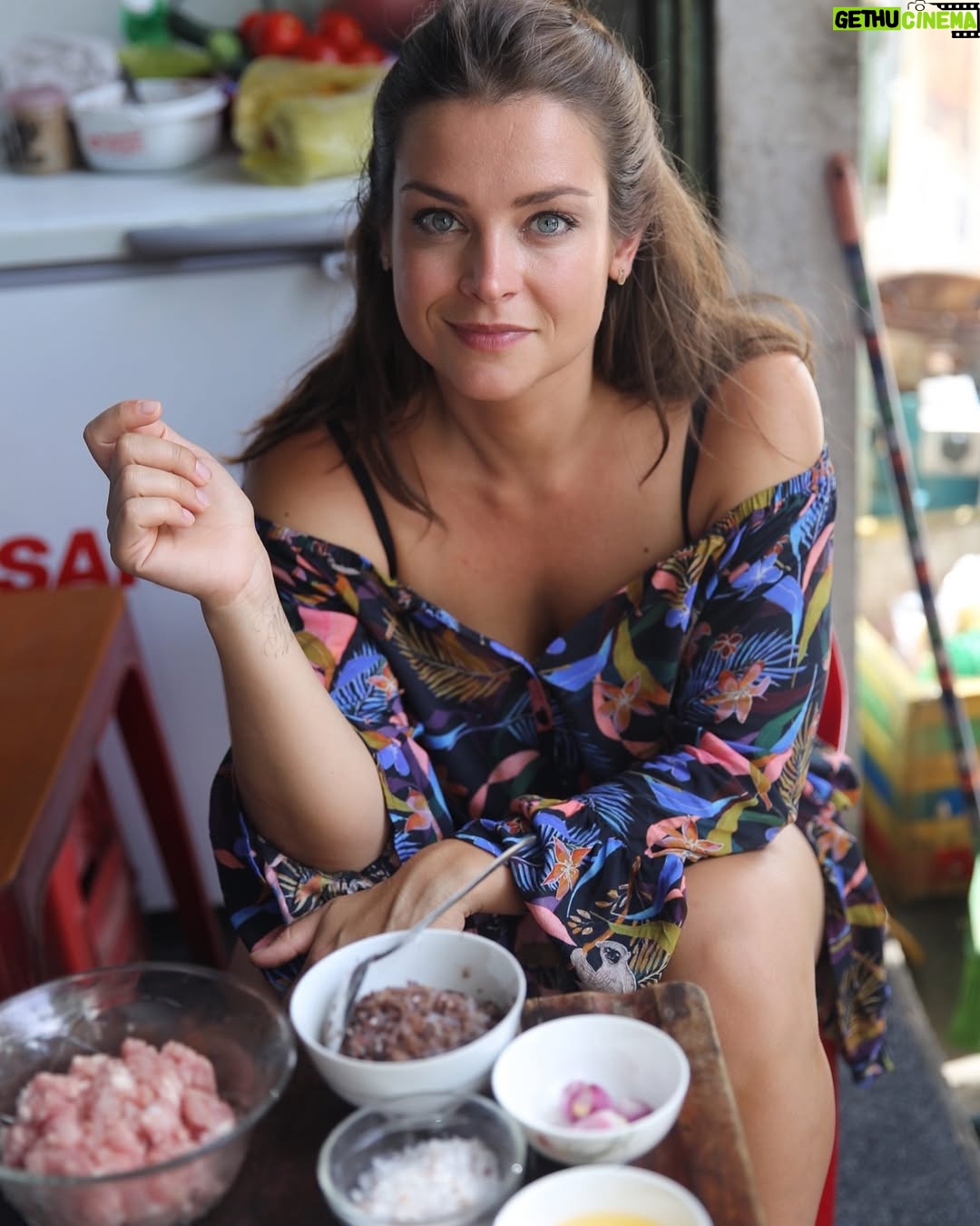 Miljuschka Witzenhausen - 26.6K Likes - AZIË IK MIS JE! De geuren, de kleuren, de mensen en natuurlijk de smaken. 🍜🥟🍱🥥🍡 Ik ben er dol op ❤️ Je gaat het allemaal terugvinden in het gloednieuwe Miljuschka Magazine, maar eerst deze heerlijke throwback 🔙
#Thailand #Vietnam #Japan