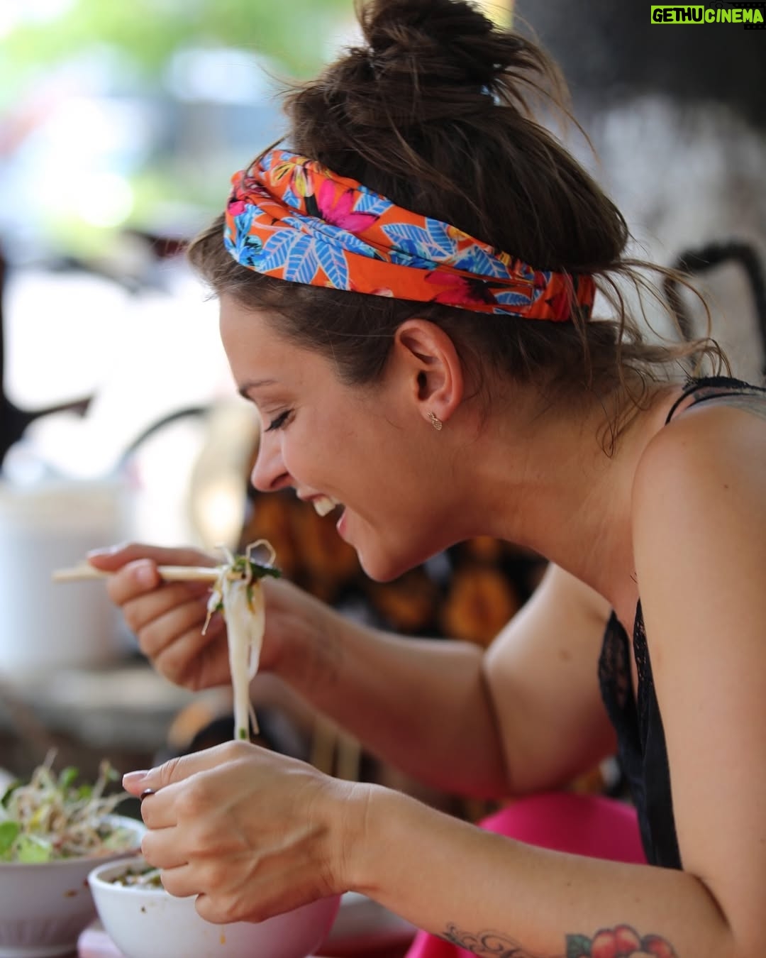 Miljuschka Witzenhausen - 26.6K Likes - AZIË IK MIS JE! De geuren, de kleuren, de mensen en natuurlijk de smaken. 🍜🥟🍱🥥🍡 Ik ben er dol op ❤️ Je gaat het allemaal terugvinden in het gloednieuwe Miljuschka Magazine, maar eerst deze heerlijke throwback 🔙
#Thailand #Vietnam #Japan