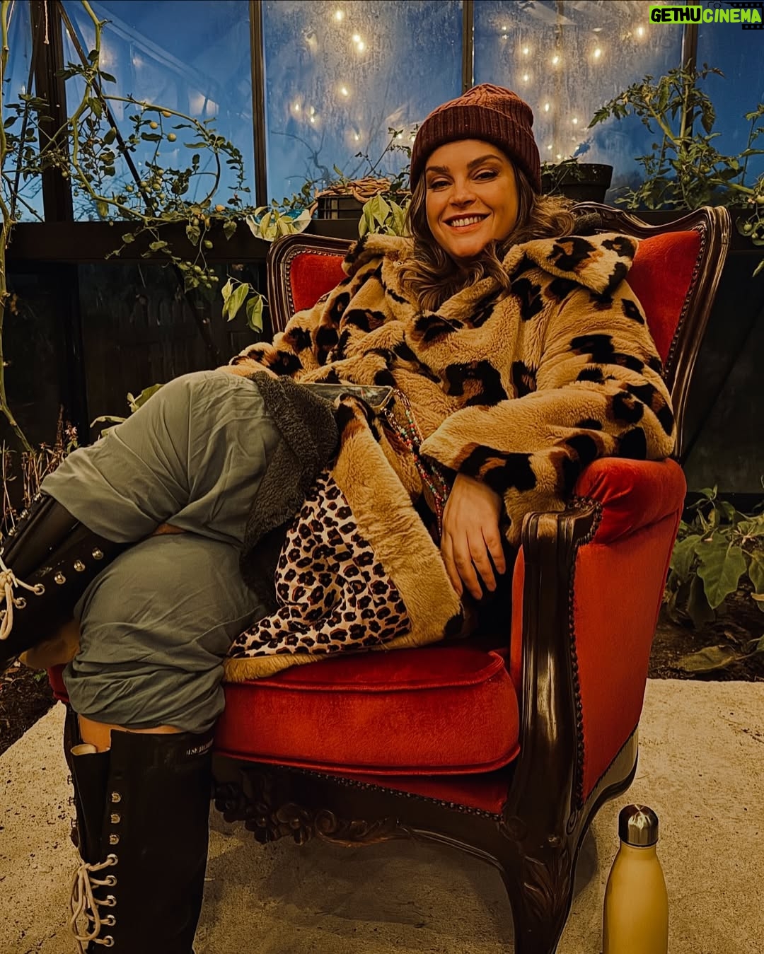 Miljuschka Witzenhausen - 39.5K Likes - Oktober was weer een goed gevulde maand💫
1. Herfstvakantie
2. Mijn ontmoeting met @longeneeslijk op de televizier
3. Keihard aan de slag met het Miljuschka Magazine en daardoor zo’n zin in kerst, dus dit soort aankopen.
4. Laatste shoot voor Wehkamp ooit❤️🩹
5. Herfst in de tuin
6. Dahlia explosies
7. Thuis is waar m’n hart is
8. Mexxie die graag op mij ligt.
9. Me, myself, and I tijdens een wandeling op het strand. Zeldzaam en dus dankbaar voor❤️
10. Proefdruk cheesecakeboek
11. Meer nieuwe bakken in de tuin
12. Sporten
13. Ik wil een zonnebloem zijn
14. Muur van productiekratten
15. Nieuw kantoor krijgt spark
16. Oogst, oogst, oogst
17. Boeketten uit de tuin
18. Chillen in de kas
19. Kunst van m’n lieve meisje
20. Iedere ochtend lippenstiften bij @qmusicnl morgen ben ik er weer gezellig bij👌🏼