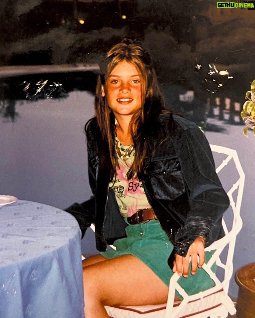 Miljuschka Witzenhausen - 38.6K Likes - Voor De Reünie haalde ik de oude foto’s weer eens tevoorschijn. Verhuisdozen vol – mijn moeder vond me vroeger namelijk zó fotogeniek dat geen moment onvastgelegd bleef. Hoezo is die camera mij met de paplepel ingegoten? 😅📸
Tijdens deze trip down memory lane kwam ik m’n hele jeugd weer tegen. Met ups, downs, maar vooral veel liefde en warmte – precies waar mijn familie in uitblinkt. Alles wat we samen hebben meegemaakt, heeft ons gevormd. En daar ben ik trots op.
Ik gun jullie dan ook graag een kijkje in de oude doos ❤️
#DeReünie #jeugdherrineringen