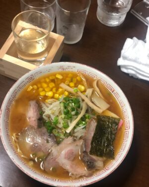 Miljuschka Witzenhausen Instagram - AZIË IK MIS JE! De geuren, de kleuren, de mensen en natuurlijk de smaken. 🍜🥟🍱🥥🍡 Ik ben er dol op ❤️ Je gaat het allemaal terugvinden in het gloednieuwe Miljuschka Magazine, maar eerst deze heerlijke throwback 🔙

#Thailand #Vietnam #Japan
