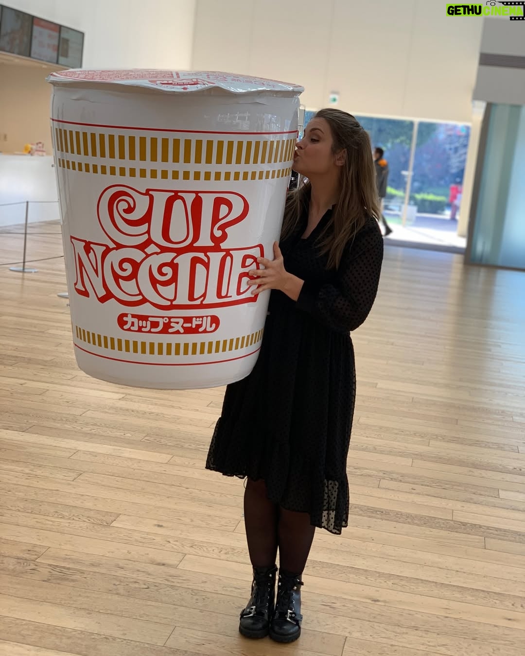 Miljuschka Witzenhausen - 26.6K Likes - AZIË IK MIS JE! De geuren, de kleuren, de mensen en natuurlijk de smaken. 🍜🥟🍱🥥🍡 Ik ben er dol op ❤️ Je gaat het allemaal terugvinden in het gloednieuwe Miljuschka Magazine, maar eerst deze heerlijke throwback 🔙
#Thailand #Vietnam #Japan