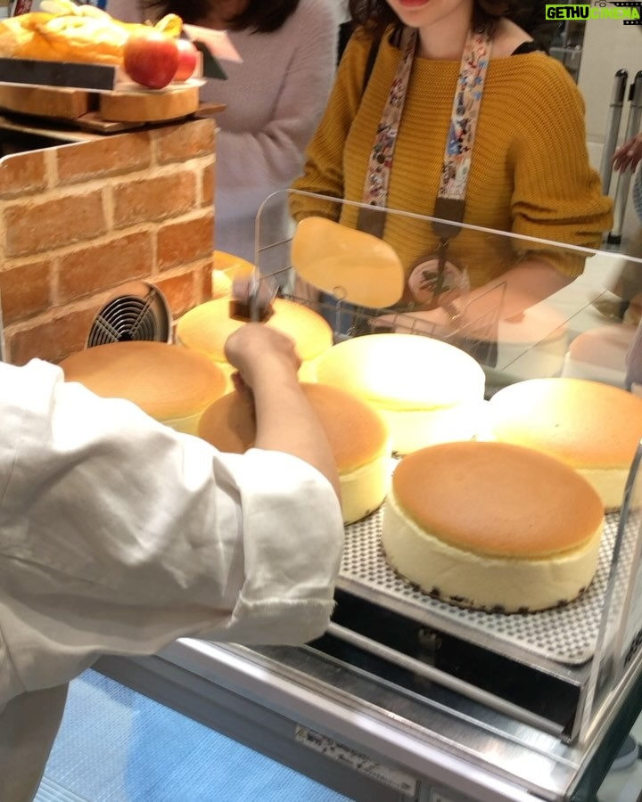 Miljuschka Witzenhausen - 26.6K Likes - AZIË IK MIS JE! De geuren, de kleuren, de mensen en natuurlijk de smaken. 🍜🥟🍱🥥🍡 Ik ben er dol op ❤️ Je gaat het allemaal terugvinden in het gloednieuwe Miljuschka Magazine, maar eerst deze heerlijke throwback 🔙
#Thailand #Vietnam #Japan
