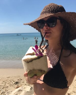Miljuschka Witzenhausen Instagram - AZIË IK MIS JE! De geuren, de kleuren, de mensen en natuurlijk de smaken. 🍜🥟🍱🥥🍡 Ik ben er dol op ❤️ Je gaat het allemaal terugvinden in het gloednieuwe Miljuschka Magazine, maar eerst deze heerlijke throwback 🔙

#Thailand #Vietnam #Japan