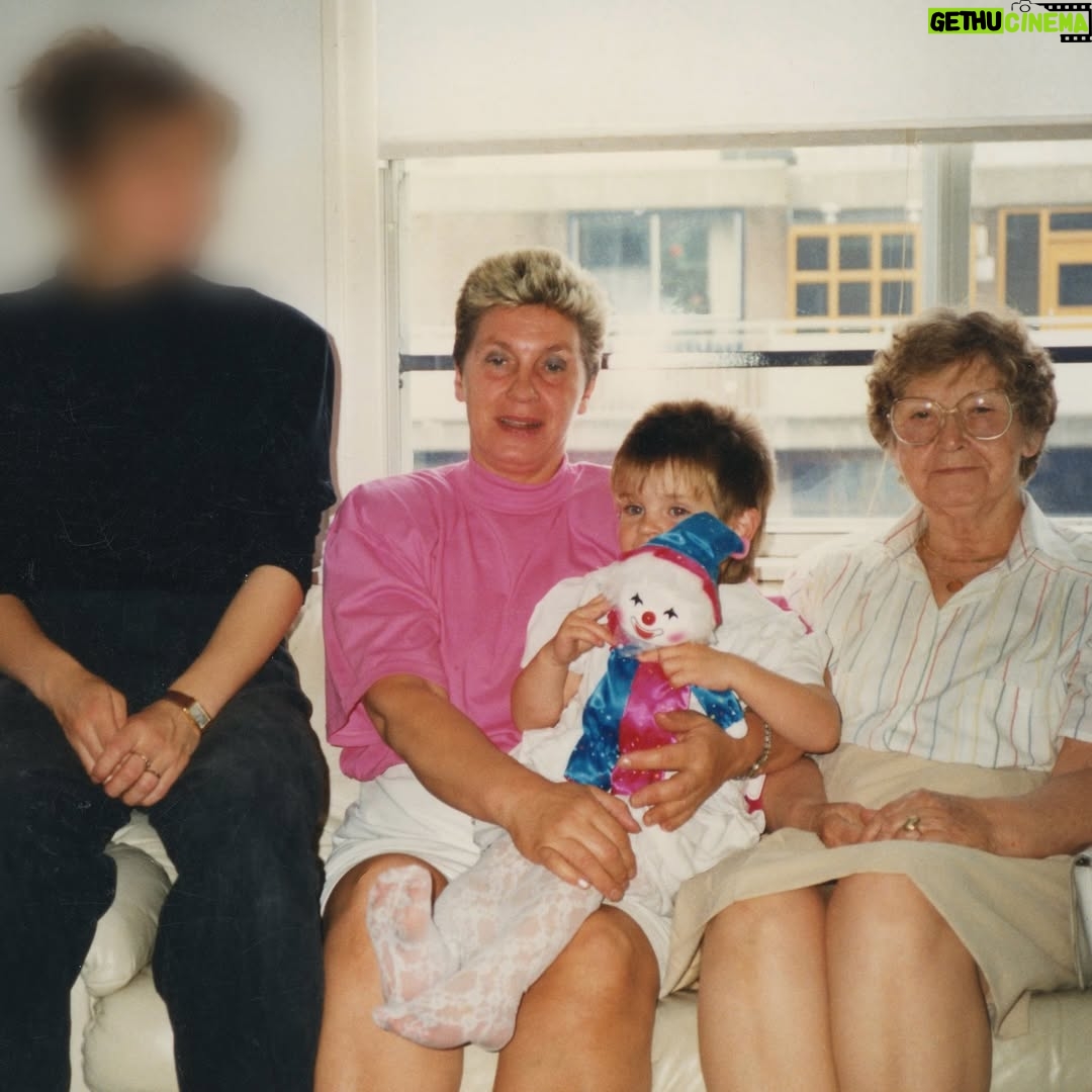 Miljuschka Witzenhausen - 80.2K Likes - Een bijzonder kijkje in mijn privéleven. Ik deel veel, maar van mijn jeugd, familiesituatie en dan met name de situatie rondom mijn moeder, deel ik eigenlijk niets. Of niet de echte situatie, want die is heftig. Heel heftig. En ook erg pijnlijk voor mij.
Dat het allemaal geen rozengeur en maneschijn is, weten jullie misschien wel al. Maar hoe de situatie echt is, weet niemand. Tot nu.
Mijn moeder is namelijk weer in de pen gekropen en heeft een gloednieuw boek geschreven. En dit boek geeft niet alleen een kijkje in het leven van mijn moeder, maar dus ook van mij en de rest van mijn familie. Die is dus pijnlijk, hard en vooral heel aangrijpend.
Eerlijk gezegd, is het super moeilijk, maar ook mooi dat de waarheid nu op tafel ligt. En mam ik houd van je, zielsveel! 😘