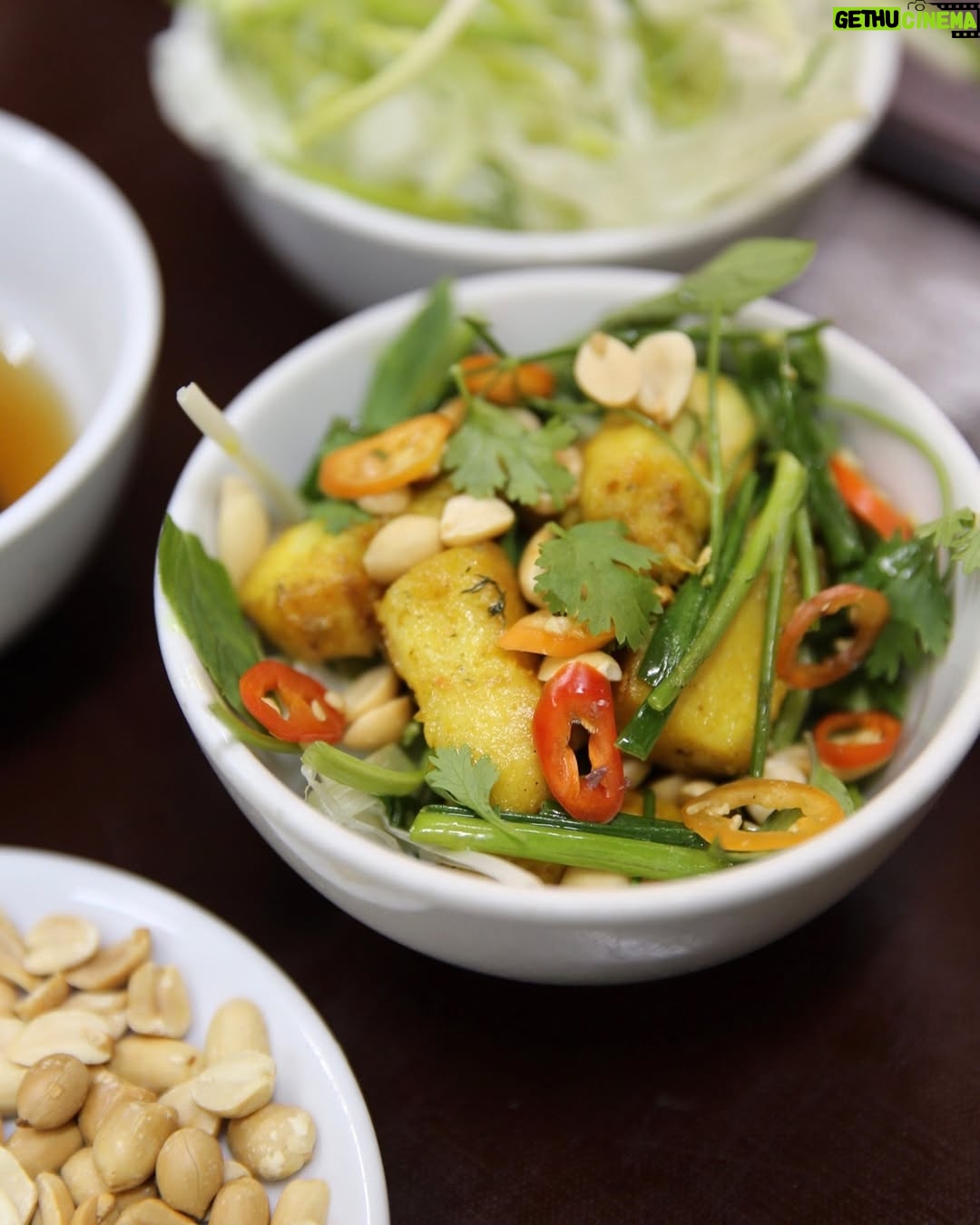 Miljuschka Witzenhausen - 26.6K Likes - AZIË IK MIS JE! De geuren, de kleuren, de mensen en natuurlijk de smaken. 🍜🥟🍱🥥🍡 Ik ben er dol op ❤️ Je gaat het allemaal terugvinden in het gloednieuwe Miljuschka Magazine, maar eerst deze heerlijke throwback 🔙
#Thailand #Vietnam #Japan