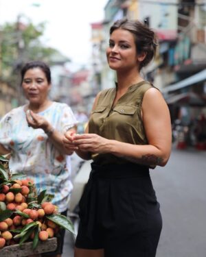 Miljuschka Witzenhausen Instagram - AZIË IK MIS JE! De geuren, de kleuren, de mensen en natuurlijk de smaken. 🍜🥟🍱🥥🍡 Ik ben er dol op ❤️ Je gaat het allemaal terugvinden in het gloednieuwe Miljuschka Magazine, maar eerst deze heerlijke throwback 🔙

#Thailand #Vietnam #Japan