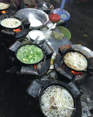 Miljuschka Witzenhausen Instagram - AZIË IK MIS JE! De geuren, de kleuren, de mensen en natuurlijk de smaken. 🍜🥟🍱🥥🍡 Ik ben er dol op ❤️ Je gaat het allemaal terugvinden in het gloednieuwe Miljuschka Magazine, maar eerst deze heerlijke throwback 🔙

#Thailand #Vietnam #Japan