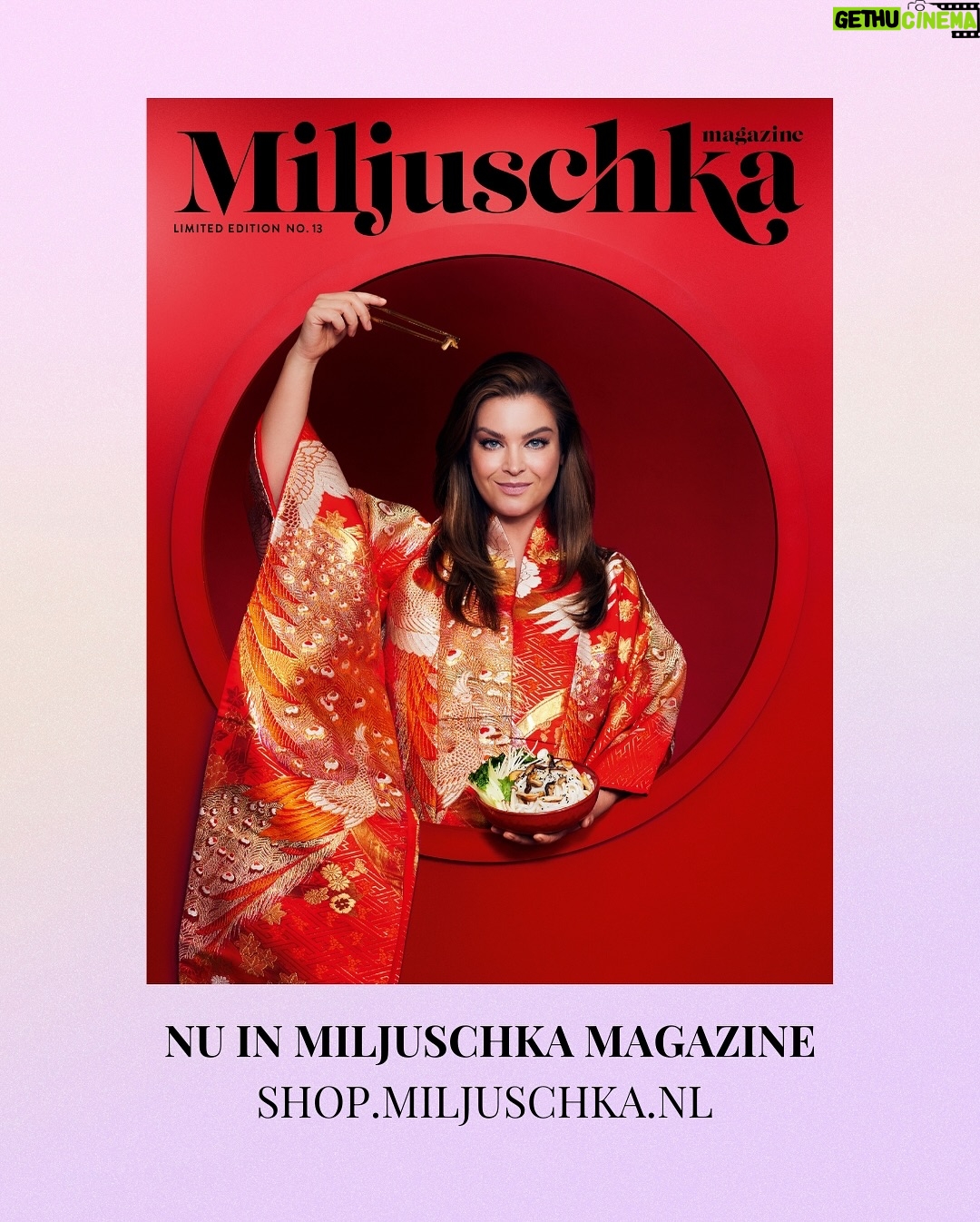 Miljuschka Witzenhausen - 17K Likes - Ik heb heel bewust mijn mond gehouden over mijn relatiebreuk. Mijn privéleven is al vaak genoeg in de media verschenen. Maar als @bibibreijman me tijdens een interview voor het magazine vraagt hoe het écht met me gaat, kan ik niet anders dan eerlijk zijn. En ik zal dat hier vandaag ook zijn. Want zo’n relatiebreuk, gaat je niet in de koude kleren zitten. Ik kan nu zeggen, dat de afgelopen maanden echt heel zwaar zijn geweest. Letterlijk tot het omvallen aan toe. Die kilo’s die eraf gevlogen zijn én waar iedereen mij de hemel over in prijst. Die zijn er van pure ellende afgevlogen. Sterker nog toen mijn relatie eindigde, belandde ik op de eerste hulp.
Maar het gaat gelukkig weer stapje voor stapje een stukje beter met me. Ik ben weer gelukkiger en gezonder en dat is wat telt. En waar ik ook gelukkig van word, is zien hoeveel sterke vrouwen er om me heen zijn. En als er iemand nog een sterke vrouw is, dan is Bibi wel. Dat is me in het interview wel meer dan duidelijk geworden. Allebei zijn we al vanaf jong in de spotlights, allebei problemen met familie of geliefden die op straat liggen en allebei stapelgek op Azië.
In dit interview, doen we dus beide een goed boekje open en zijn we eerlijk over hoe hard het leven soms kan zijn. Meer van het interview lees je in de komende editie van mijn magazine. En voor nu vind ik het vooral heel belangrijk om te delen, dat we allemaal een beetje liever moeten zijn voor elkaar, want dat is toch wel de kern van het verhaal. Vraag aan je vriendinnen hoe het nu echt met ze gaat, gooi niet klakkeloos comments onder social media posts en verplaats je een beetje in een ander. Het leven is al zwaar genoeg mensen. 💕
Wil je het hele interview lezen? Alleen in Miljuschka Magazine, te bestellen via shop.miljuschka.nl
Interview: @antoinnettescheulderman75
Styling: @brigittekramerstyling
Visagie: @mettinamakeup @marloesbovelander
Fotografie: Stef Nagel