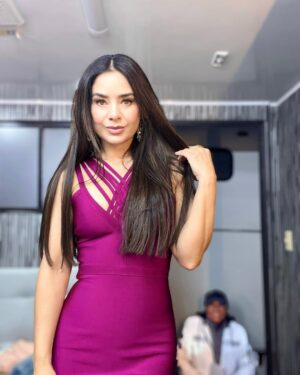 Mimi Morales Instagram - Entonces me cambio y miro todos los detalles de mi nuevo personaje, y obvio me hago unas fotos, cuando viene por mi Alejandro para llevarme al set, jaja amé su sonrisa incluyéndose en la foto! 🎬