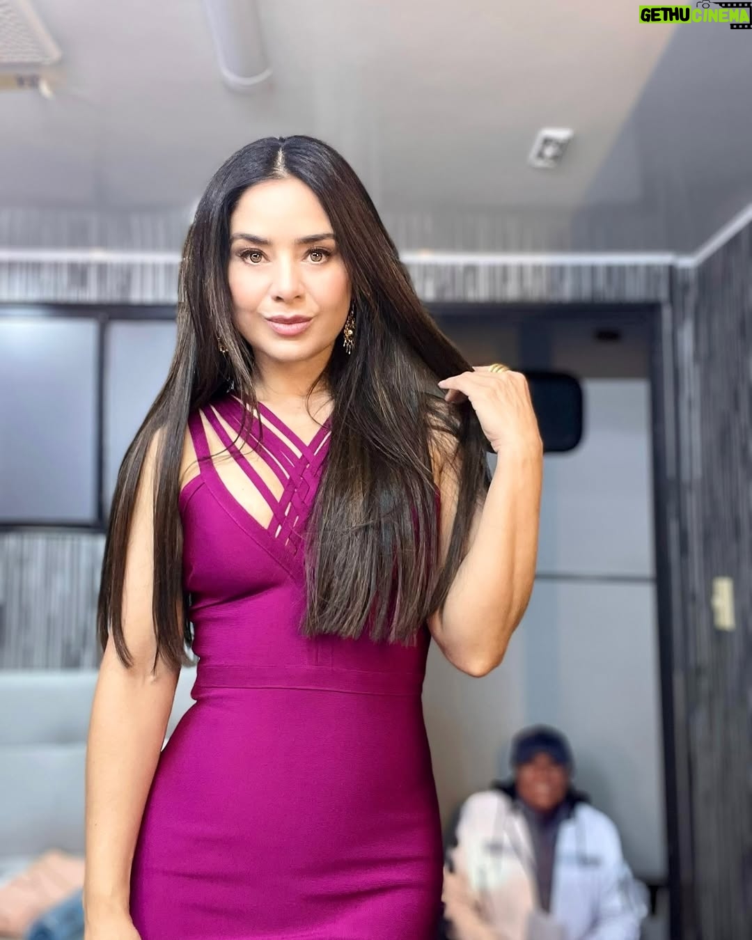 Mimi Morales - 2.9K Likes - Entonces me cambio y miro todos los detalles de mi nuevo personaje, y obvio me hago unas fotos, cuando viene por mi Alejandro para llevarme al set, jaja amé su sonrisa incluyéndose en la foto! 🎬