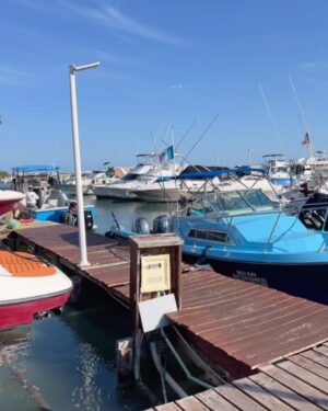 Mimi Morales Instagram - 🛥️🌊 De esas tardes lindas, comida, amigos, y sobre todo esa vista al mar 🥂…