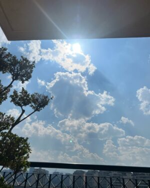 Mimi Morales Instagram - 🌤️
Love sunny days… 
A veces solo hace falta mirar hacia arriba.