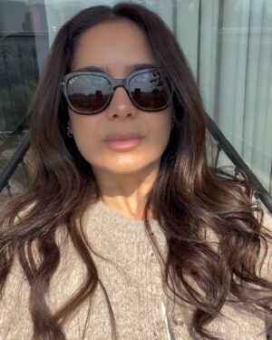 Mimi Morales Instagram - 🌤️
Love sunny days… 
A veces solo hace falta mirar hacia arriba.