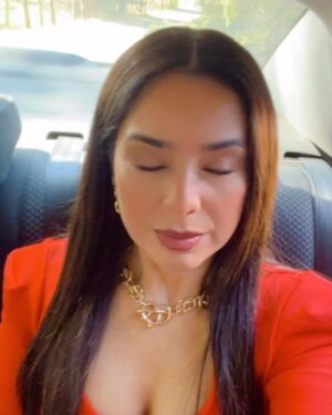 Mimi Morales Instagram - #behindthescenes NIDIA…  ya llega HOY! con toda la actitud. Van a conocer a esta villana EMPODERADA, a quien no le importan las críticas mientras consiga lo que quiere. A medida que leía libretos fui entendiendo su ironía y manipulación…HOY SE LAS PRESENTO! No se pierdan #meatrevoaamarte Lunes a viernes 6:30 pm, por @canalestrellas @televisaunivision Me divertí mucho con Nidia , gracias @productormejia