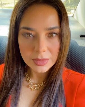 Mimi Morales Instagram - #behindthescenes NIDIA…  ya llega HOY! con toda la actitud. Van a conocer a esta villana EMPODERADA, a quien no le importan las críticas mientras consiga lo que quiere. A medida que leía libretos fui entendiendo su ironía y manipulación…HOY SE LAS PRESENTO! No se pierdan #meatrevoaamarte Lunes a viernes 6:30 pm, por @canalestrellas @televisaunivision Me divertí mucho con Nidia , gracias @productormejia
