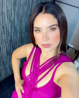 Mimi Morales Instagram - Entonces me cambio y miro todos los detalles de mi nuevo personaje, y obvio me hago unas fotos, cuando viene por mi Alejandro para llevarme al set, jaja amé su sonrisa incluyéndose en la foto! 🎬