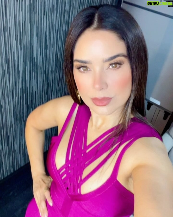 Mimi Morales - 2.9K Likes - Entonces me cambio y miro todos los detalles de mi nuevo personaje, y obvio me hago unas fotos, cuando viene por mi Alejandro para llevarme al set, jaja amé su sonrisa incluyéndose en la foto! 🎬