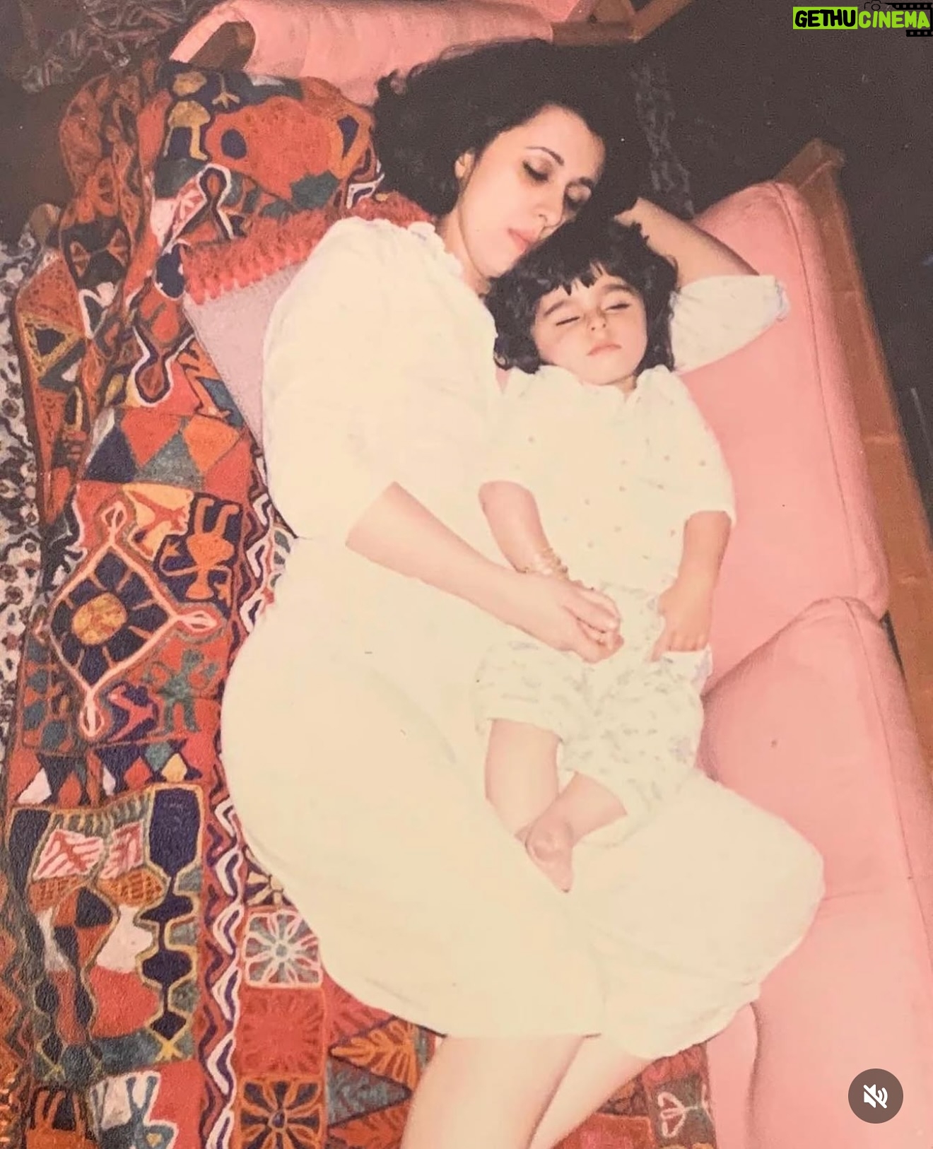 Mina Al Sheikhly - 143K Likes - كل سنة احط هل صورة اني و ماما و احتفل بيها بعيد الام ❤️ ..
اليوم اكتشفت سبب عشقي لهذه الصورة .. هي مو بس حضن هي العالم كلة هي بيت كبيرررر احتضني و حبني بكل ما بيه حبني بخبالي و عصبيتي و احلامي الي متخلص و اكشناتي الي تخبلها حبتني بزيني و بشيني و احتضن احلامي و طموحاتي و كلشي حققته بحياتي 🥹❤️
هاي السنة اني هم صرت ماما و هسه افتهمت شنو يعني ماما !! ماما كلش جبيرة ماما طاقة حب متنوصف ، ماما طاقة صبر متعرفون من وين تجي ، ماما طاقة قوة و سند ميخلص ماما هي كلشي و اليوم اني فخورة بأني صرت ماما لانو اليوم حسيت اني النسخة المصغرة من ماما و ننه اني هذا الحب الي زرعو بيه و التعب و كلشي علموني ياه صار جزء مني و صرت انطي لابني ❤️
شكراً كلش قليلة بحقكم و بحق كلشي سويتولي ياه كل الحب و العطاء و الدعم الي انطيتوني ياه ❤️ احبكم متكفي والله بس ادعي ربي ينطيكم طولت العمر و الصحة و العافية و ميحرمني منكم و من محبتكم ❤️
و لكل امرأة لم تنجب طفلاً ، كل عام و انتِ امي
لكل شخص فقد امه ، كل عام و امي امك ..
كل عام و جميع الامهات بالف خير ♥️
و الف رحمة على الامهات اللواتي فارقن الحياة 💔🥹
Ps - @dimasheikhly ادري بعدج مصرتي ماما بس بالنسبة الي انتي احن ماما بالدنيا كلها و احلى ماما لالوسي ❤️
#myhappymoments #minasjourney