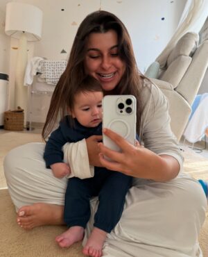 Mina Al Sheikhly Instagram - كل سنة احط هل صورة اني و ماما و احتفل بيها بعيد الام ❤️ .. 

اليوم اكتشفت سبب عشقي لهذه الصورة .. هي مو بس حضن هي العالم كلة هي بيت كبيرررر احتضني و حبني بكل ما بيه حبني بخبالي و عصبيتي و احلامي الي متخلص و اكشناتي الي تخبلها حبتني بزيني و بشيني و احتضن احلامي و طموحاتي و كلشي حققته بحياتي 🥹❤️ 

هاي السنة اني هم صرت ماما و هسه افتهمت شنو يعني ماما !! ماما كلش جبيرة ماما طاقة حب متنوصف ، ماما طاقة صبر متعرفون من وين تجي ، ماما طاقة قوة و سند ميخلص ماما هي كلشي و اليوم اني فخورة بأني صرت ماما لانو اليوم حسيت اني النسخة المصغرة من ماما و ننه اني هذا الحب الي زرعو بيه و التعب و كلشي علموني ياه صار جزء مني و صرت انطي لابني ❤️

شكراً كلش قليلة بحقكم و بحق كلشي سويتولي ياه كل الحب و العطاء و الدعم الي انطيتوني ياه ❤️ احبكم متكفي والله بس ادعي ربي ينطيكم طولت العمر و الصحة و العافية و ميحرمني منكم و من محبتكم ❤️ 

و لكل امرأة لم تنجب طفلاً ، كل عام و انتِ امي 
لكل شخص فقد امه ، كل عام و امي امك .. 
كل عام و جميع الامهات بالف خير ♥️

و الف رحمة على الامهات اللواتي فارقن الحياة 💔🥹

Ps - @dimasheikhly ادري بعدج مصرتي ماما بس بالنسبة الي انتي احن ماما بالدنيا كلها و احلى ماما لالوسي ❤️ 

#myhappymoments #minasjourney