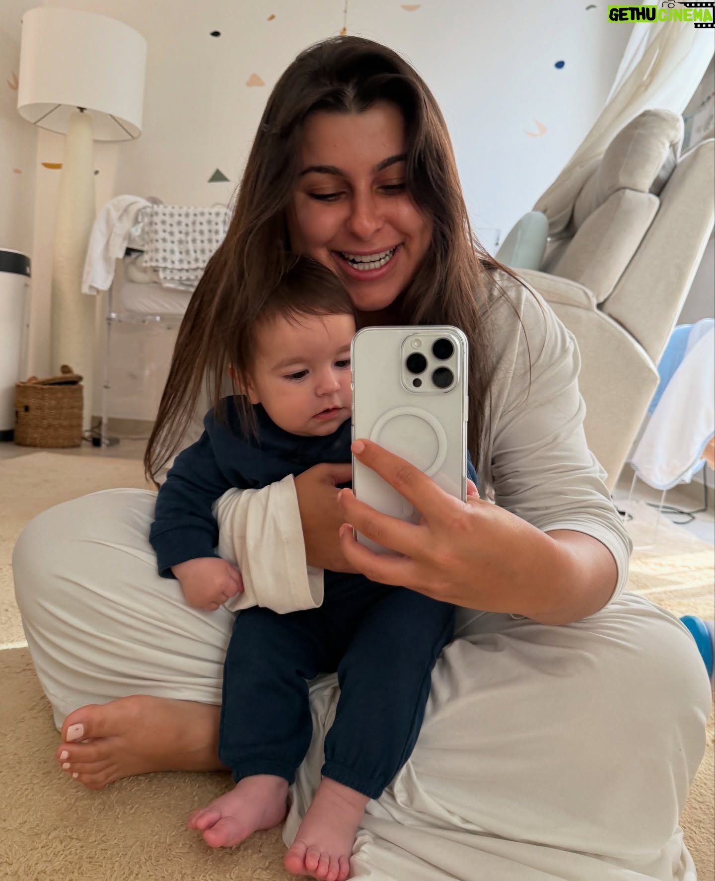Mina Al Sheikhly - 143K Likes - كل سنة احط هل صورة اني و ماما و احتفل بيها بعيد الام ❤️ ..
اليوم اكتشفت سبب عشقي لهذه الصورة .. هي مو بس حضن هي العالم كلة هي بيت كبيرررر احتضني و حبني بكل ما بيه حبني بخبالي و عصبيتي و احلامي الي متخلص و اكشناتي الي تخبلها حبتني بزيني و بشيني و احتضن احلامي و طموحاتي و كلشي حققته بحياتي 🥹❤️
هاي السنة اني هم صرت ماما و هسه افتهمت شنو يعني ماما !! ماما كلش جبيرة ماما طاقة حب متنوصف ، ماما طاقة صبر متعرفون من وين تجي ، ماما طاقة قوة و سند ميخلص ماما هي كلشي و اليوم اني فخورة بأني صرت ماما لانو اليوم حسيت اني النسخة المصغرة من ماما و ننه اني هذا الحب الي زرعو بيه و التعب و كلشي علموني ياه صار جزء مني و صرت انطي لابني ❤️
شكراً كلش قليلة بحقكم و بحق كلشي سويتولي ياه كل الحب و العطاء و الدعم الي انطيتوني ياه ❤️ احبكم متكفي والله بس ادعي ربي ينطيكم طولت العمر و الصحة و العافية و ميحرمني منكم و من محبتكم ❤️
و لكل امرأة لم تنجب طفلاً ، كل عام و انتِ امي
لكل شخص فقد امه ، كل عام و امي امك ..
كل عام و جميع الامهات بالف خير ♥️
و الف رحمة على الامهات اللواتي فارقن الحياة 💔🥹
Ps - @dimasheikhly ادري بعدج مصرتي ماما بس بالنسبة الي انتي احن ماما بالدنيا كلها و احلى ماما لالوسي ❤️
#myhappymoments #minasjourney