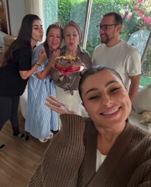 Mina Al Sheikhly Instagram - كل سنة احط هل صورة اني و ماما و احتفل بيها بعيد الام ❤️ .. 

اليوم اكتشفت سبب عشقي لهذه الصورة .. هي مو بس حضن هي العالم كلة هي بيت كبيرررر احتضني و حبني بكل ما بيه حبني بخبالي و عصبيتي و احلامي الي متخلص و اكشناتي الي تخبلها حبتني بزيني و بشيني و احتضن احلامي و طموحاتي و كلشي حققته بحياتي 🥹❤️ 

هاي السنة اني هم صرت ماما و هسه افتهمت شنو يعني ماما !! ماما كلش جبيرة ماما طاقة حب متنوصف ، ماما طاقة صبر متعرفون من وين تجي ، ماما طاقة قوة و سند ميخلص ماما هي كلشي و اليوم اني فخورة بأني صرت ماما لانو اليوم حسيت اني النسخة المصغرة من ماما و ننه اني هذا الحب الي زرعو بيه و التعب و كلشي علموني ياه صار جزء مني و صرت انطي لابني ❤️

شكراً كلش قليلة بحقكم و بحق كلشي سويتولي ياه كل الحب و العطاء و الدعم الي انطيتوني ياه ❤️ احبكم متكفي والله بس ادعي ربي ينطيكم طولت العمر و الصحة و العافية و ميحرمني منكم و من محبتكم ❤️ 

و لكل امرأة لم تنجب طفلاً ، كل عام و انتِ امي 
لكل شخص فقد امه ، كل عام و امي امك .. 
كل عام و جميع الامهات بالف خير ♥️

و الف رحمة على الامهات اللواتي فارقن الحياة 💔🥹

Ps - @dimasheikhly ادري بعدج مصرتي ماما بس بالنسبة الي انتي احن ماما بالدنيا كلها و احلى ماما لالوسي ❤️ 

#myhappymoments #minasjourney