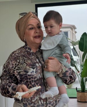 Mina Al Sheikhly Instagram - كل سنة احط هل صورة اني و ماما و احتفل بيها بعيد الام ❤️ .. 

اليوم اكتشفت سبب عشقي لهذه الصورة .. هي مو بس حضن هي العالم كلة هي بيت كبيرررر احتضني و حبني بكل ما بيه حبني بخبالي و عصبيتي و احلامي الي متخلص و اكشناتي الي تخبلها حبتني بزيني و بشيني و احتضن احلامي و طموحاتي و كلشي حققته بحياتي 🥹❤️ 

هاي السنة اني هم صرت ماما و هسه افتهمت شنو يعني ماما !! ماما كلش جبيرة ماما طاقة حب متنوصف ، ماما طاقة صبر متعرفون من وين تجي ، ماما طاقة قوة و سند ميخلص ماما هي كلشي و اليوم اني فخورة بأني صرت ماما لانو اليوم حسيت اني النسخة المصغرة من ماما و ننه اني هذا الحب الي زرعو بيه و التعب و كلشي علموني ياه صار جزء مني و صرت انطي لابني ❤️

شكراً كلش قليلة بحقكم و بحق كلشي سويتولي ياه كل الحب و العطاء و الدعم الي انطيتوني ياه ❤️ احبكم متكفي والله بس ادعي ربي ينطيكم طولت العمر و الصحة و العافية و ميحرمني منكم و من محبتكم ❤️ 

و لكل امرأة لم تنجب طفلاً ، كل عام و انتِ امي 
لكل شخص فقد امه ، كل عام و امي امك .. 
كل عام و جميع الامهات بالف خير ♥️

و الف رحمة على الامهات اللواتي فارقن الحياة 💔🥹

Ps - @dimasheikhly ادري بعدج مصرتي ماما بس بالنسبة الي انتي احن ماما بالدنيا كلها و احلى ماما لالوسي ❤️ 

#myhappymoments #minasjourney