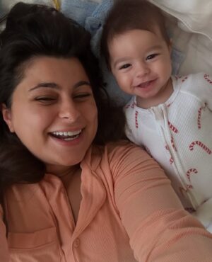 Mina Al Sheikhly Instagram - كل سنة احط هل صورة اني و ماما و احتفل بيها بعيد الام ❤️ .. 

اليوم اكتشفت سبب عشقي لهذه الصورة .. هي مو بس حضن هي العالم كلة هي بيت كبيرررر احتضني و حبني بكل ما بيه حبني بخبالي و عصبيتي و احلامي الي متخلص و اكشناتي الي تخبلها حبتني بزيني و بشيني و احتضن احلامي و طموحاتي و كلشي حققته بحياتي 🥹❤️ 

هاي السنة اني هم صرت ماما و هسه افتهمت شنو يعني ماما !! ماما كلش جبيرة ماما طاقة حب متنوصف ، ماما طاقة صبر متعرفون من وين تجي ، ماما طاقة قوة و سند ميخلص ماما هي كلشي و اليوم اني فخورة بأني صرت ماما لانو اليوم حسيت اني النسخة المصغرة من ماما و ننه اني هذا الحب الي زرعو بيه و التعب و كلشي علموني ياه صار جزء مني و صرت انطي لابني ❤️

شكراً كلش قليلة بحقكم و بحق كلشي سويتولي ياه كل الحب و العطاء و الدعم الي انطيتوني ياه ❤️ احبكم متكفي والله بس ادعي ربي ينطيكم طولت العمر و الصحة و العافية و ميحرمني منكم و من محبتكم ❤️ 

و لكل امرأة لم تنجب طفلاً ، كل عام و انتِ امي 
لكل شخص فقد امه ، كل عام و امي امك .. 
كل عام و جميع الامهات بالف خير ♥️

و الف رحمة على الامهات اللواتي فارقن الحياة 💔🥹

Ps - @dimasheikhly ادري بعدج مصرتي ماما بس بالنسبة الي انتي احن ماما بالدنيا كلها و احلى ماما لالوسي ❤️ 

#myhappymoments #minasjourney