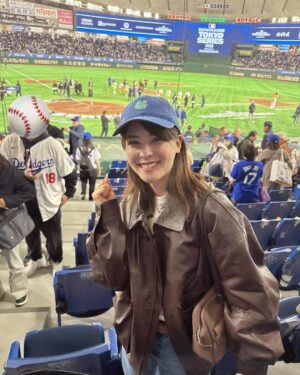 Mina Fujii Instagram - .
大昔、高校野球のイメージモデルをやらせていただいてから、野球場に来ると、このポーズをとってしまいます🤭⚾️
胸が熱くなる素晴らしい時間をありがとうございました🔥

가슴이 뜨거워지는 특별한 시간을 감사합니다🔥

@mlb
#TokyoSeries