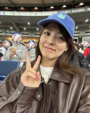 Mina Fujii Instagram - .
大昔、高校野球のイメージモデルをやらせていただいてから、野球場に来ると、このポーズをとってしまいます🤭⚾️
胸が熱くなる素晴らしい時間をありがとうございました🔥

가슴이 뜨거워지는 특별한 시간을 감사합니다🔥

@mlb
#TokyoSeries