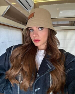 Miray Daner Instagram - Set arasını değerlendiriyorum 💁🏼‍♀️