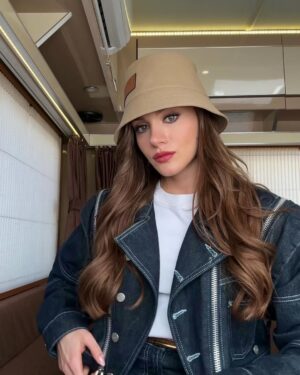 Miray Daner Instagram - Set arasını değerlendiriyorum 💁🏼‍♀️