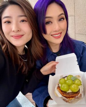Miriam Yeung Chin-Wah Instagram - .
寫字事小
友情是大
願方中sir一家身體健康
幸福快樂💜💜💜
無事常相見🌳☕️🍰🍰🍰🍰
@benz_hui @charmainexhui