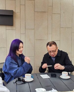 Miriam Yeung Chin-Wah Instagram - .
寫字事小
友情是大
願方中sir一家身體健康
幸福快樂💜💜💜
無事常相見🌳☕️🍰🍰🍰🍰
@benz_hui @charmainexhui