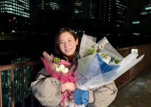 Misako Renbutsu Instagram - #バニラな毎日

大切で大好きな思い出たち。
思わず二度見してしまう写真・動画も紛れてます。笑

…というのも、、。
クランクアップの時、すでにアップしていた静がパティシエに転職（？）して、内緒で駆けつけてくれたんです😭（衣装さんにコックコートが着たいとお願いしたらしい。笑）

そしてこのサプライズ、なんとスタッフさん総出の演出で、静が視界に入らないように私の立ち位置が計算されていたり（まんまとそこに立った私…）、私の意識を逸らすために一木監督熱演のスピーチがあったり（でもとっても素敵なお話で普通に泣いてしまった）、
最後の最後まで、バニラチームらしい 愛と笑いに溢れたオールアップでした。
私はこの先何回も、この動画や写真を見返すと思います。

改めて、木戸くんありがとう☺️嬉しいやら面白いやらで、気持ちが忙しかったよ！笑
そしてスタッフの皆さま。こんなに笑いと涙がごちゃ混ぜになったアップは初めてでした。本当に本当に幸せ者です。心から、ありがとうございました☺️
みんなだいすきです！！！

@nhk_yorudora 
@taisei_kido_ 

（そしてひとつ前の投稿、たくさんの愛に溢れたコメントありがとうございました。ぜんぶ読んでます。
心ってこんなに繋がれるんだなぁ、と胸がいっぱいになりました。
いつまでも 皆さんの毎日に、白井さんたちの毎日が寄り添い続けられますように。心から、ありがとうございました。）