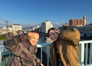 Misako Renbutsu Instagram - #バニラな毎日

大切で大好きな思い出たち。
思わず二度見してしまう写真・動画も紛れてます。笑

…というのも、、。
クランクアップの時、すでにアップしていた静がパティシエに転職（？）して、内緒で駆けつけてくれたんです😭（衣装さんにコックコートが着たいとお願いしたらしい。笑）

そしてこのサプライズ、なんとスタッフさん総出の演出で、静が視界に入らないように私の立ち位置が計算されていたり（まんまとそこに立った私…）、私の意識を逸らすために一木監督熱演のスピーチがあったり（でもとっても素敵なお話で普通に泣いてしまった）、
最後の最後まで、バニラチームらしい 愛と笑いに溢れたオールアップでした。
私はこの先何回も、この動画や写真を見返すと思います。

改めて、木戸くんありがとう☺️嬉しいやら面白いやらで、気持ちが忙しかったよ！笑
そしてスタッフの皆さま。こんなに笑いと涙がごちゃ混ぜになったアップは初めてでした。本当に本当に幸せ者です。心から、ありがとうございました☺️
みんなだいすきです！！！

@nhk_yorudora 
@taisei_kido_ 

（そしてひとつ前の投稿、たくさんの愛に溢れたコメントありがとうございました。ぜんぶ読んでます。
心ってこんなに繋がれるんだなぁ、と胸がいっぱいになりました。
いつまでも 皆さんの毎日に、白井さんたちの毎日が寄り添い続けられますように。心から、ありがとうございました。）
