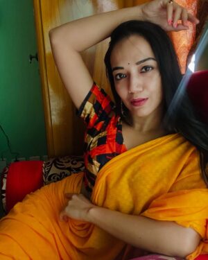 Mishti Basu Instagram - Be your own women crush 😇🔥♥️

@realpallavibasu @pallavibasuu 

#realpallavibasu #saree