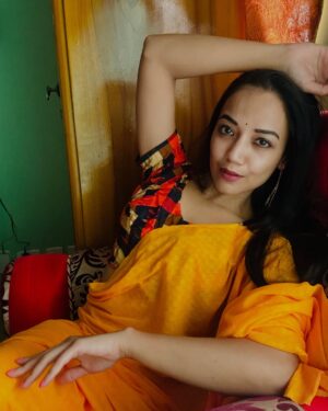 Mishti Basu Instagram - Be your own women crush 😇🔥♥️

@realpallavibasu @pallavibasuu 

#realpallavibasu #saree