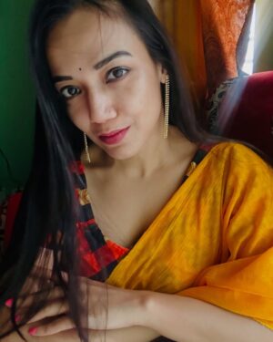 Mishti Basu Instagram - Be your own women crush 😇🔥♥️

@realpallavibasu @pallavibasuu 

#realpallavibasu #saree